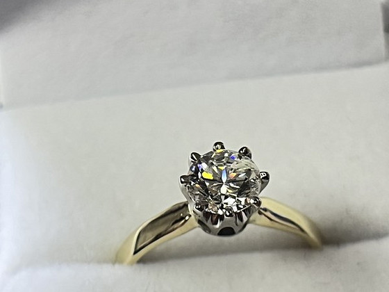 Золотое кольцо с бриллиантом 0,80 ct