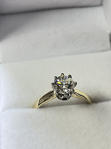 Золотое кольцо с бриллиантом 0,80 ct (1 фото из 2)