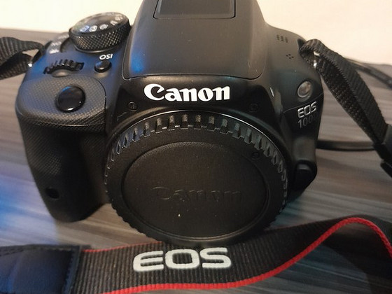 Камера Canon 100 D