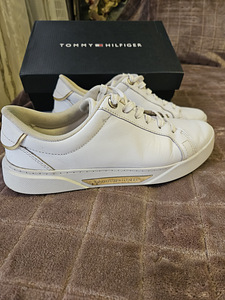 Tennised TOMMY HILFIGER (1 foto / 2)