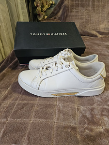 Tennised TOMMY HILFIGER (2 foto / 2)
