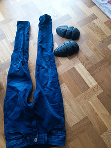Põlvekaitsmetega teksad (1 foto / 3)