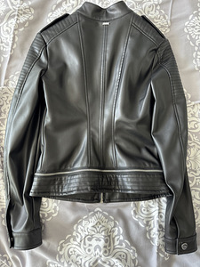 Кожаная куртка Guess (2 фото из 3)