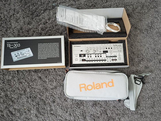 Синтезатор басовой линии Roland TB-03+Сумка для переноски Roland