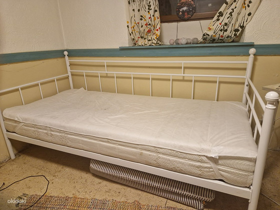 Кровать с матрасом