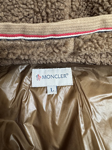 Оригинальная куртка Moncler (8 фото из 8)