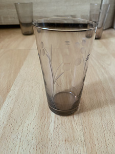Käsitööna valminud pihlaka kujutisega klaasist tassid (1 foto / 2)