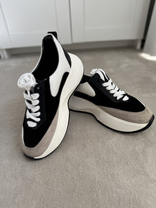 Женские кросовки (4 фото из 4)
