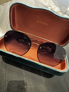 Солнцезащитные очки Gucci (1 фото из 3)