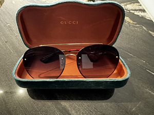 Солнцезащитные очки Gucci (2 фото из 3)
