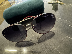 Солнцезащитные очки Gucci (3 фото из 3)
