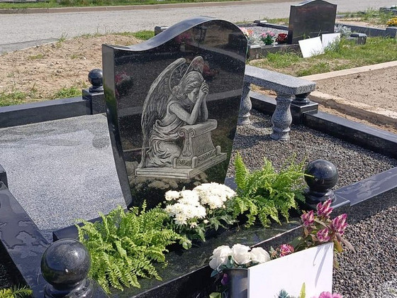 ПАМЯТНИКИ И ОГРАДЫ