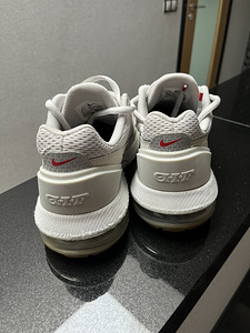 Кроссовки Nike (2 фото из 3)