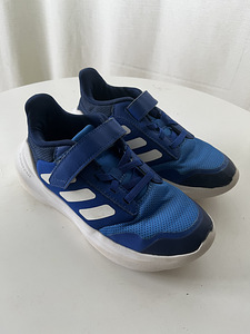 Кроссовки Adidas 34 (1 фото из 3)