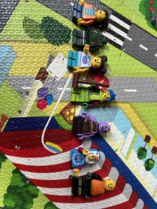 Lego minifigures pakkuge hind (1 foto / 2)