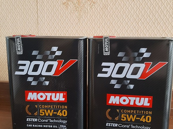 TÄIELIKULT SÜNTEETILINE MOTUL 300V Competition 5W-40