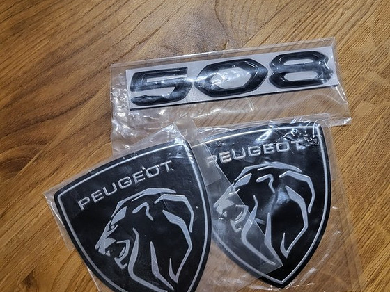 Знаки Peugeot + надпись 508