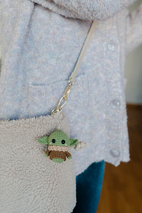 Вязаный крючком брелок "Yoda" (1 фото из 2)