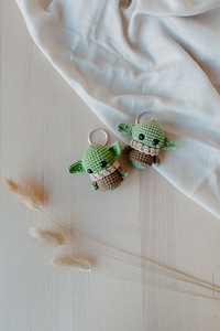 Вязаный крючком брелок "Yoda" (2 фото из 2)