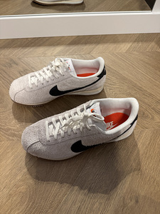 НОВЫЕ! Nike Cortez Vintage Suede EU 42 + бесплатный транспор (3 фото из 5)