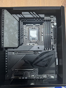 Müüa emaplaat ASUS ROG MAXIMUS Z790 DARK HERO (1 foto / 3)