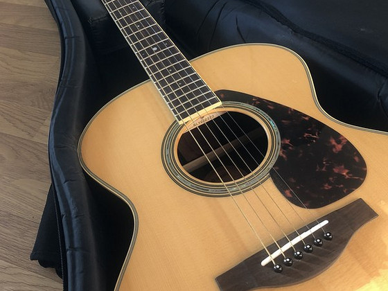 Yamaha kitarr LJ6 ARE kottiga // A+