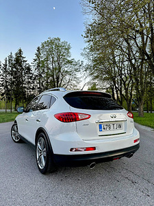 Infiniti EX30 Premium AWD 3.0 TDI V6 175кВ (2 фото из 15)