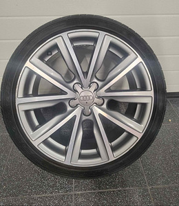Audi 17 оригинал (1 фото из 5)