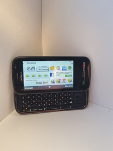 Nokia C6-00 telefon (1 foto / 4)