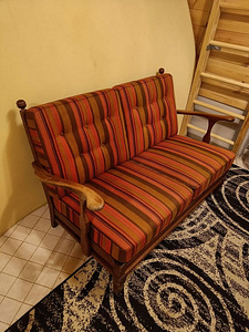 Диван с подушками (3 фото из 6)