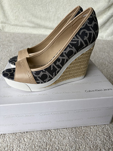 Calvin Klein 39 (2 фото из 4)
