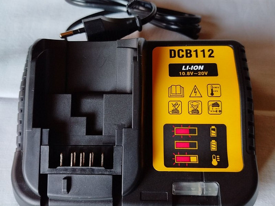 Laadija. DeWalt. Uus.