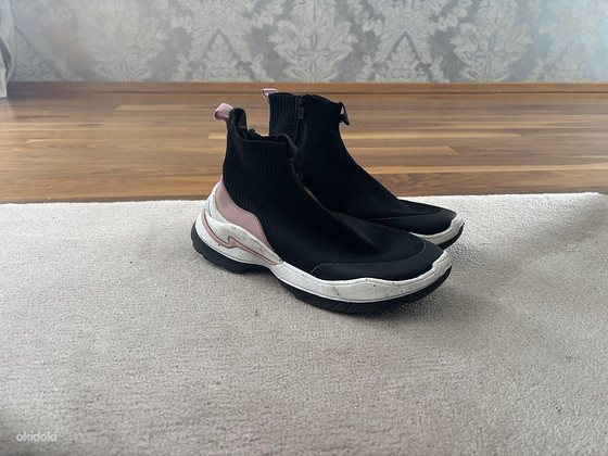 Продаются использованные кроссовки Zara, размер 37