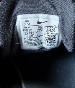 Кроссовки Nike (3 фото из 4)