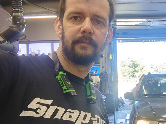 Опытный автомеханик