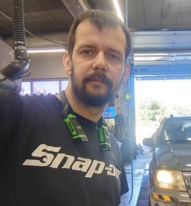 Kogenud automehaanik (1 foto / 5)