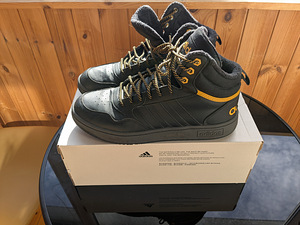 Adidas осенние/весенние кроссовки (3 фото из 7)