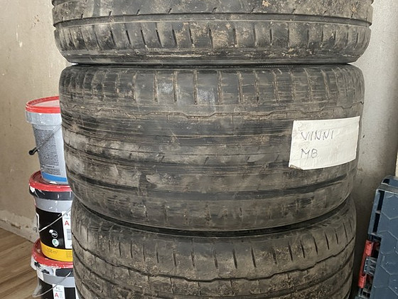 Veljed koos rehvidega Mercedes