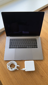 Macbook pro 15-inch 16gb 2017 (1 foto / 6)