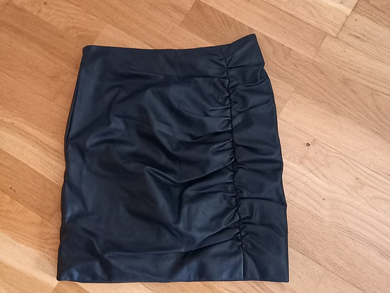 Продается новая юбка из искусственной кожи Guess размер S