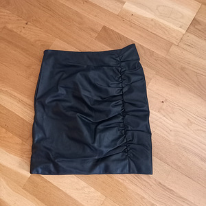 Продается новая юбка из искусственной кожи Guess размер S (1 фото из 6)