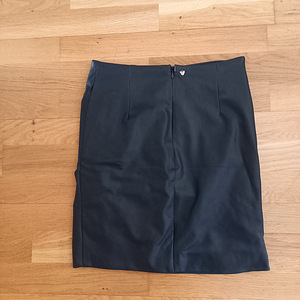 Продается новая юбка из искусственной кожи Guess размер S (2 фото из 6)
