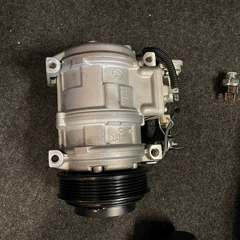 Новый компрессор кондиционера Denso 10PA17C / DCP17010 для M