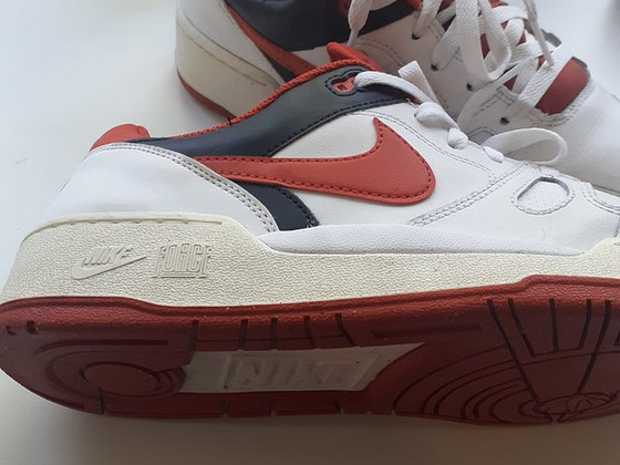 NIKE