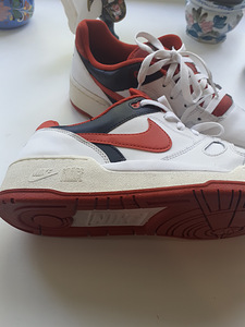 NIKE (1 foto / 5)