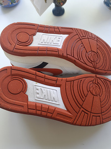 NIKE (3 foto / 5)