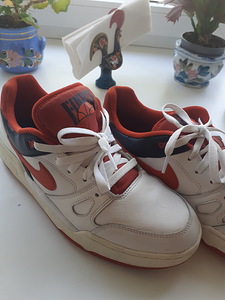 NIKE (4 foto / 5)