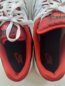 NIKE (5 foto / 5)