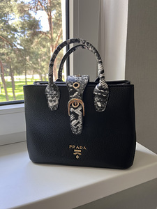 Сумка Prada не оригинальная (1 фото из 4)