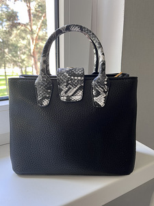Сумка Prada не оригинальная (2 фото из 4)